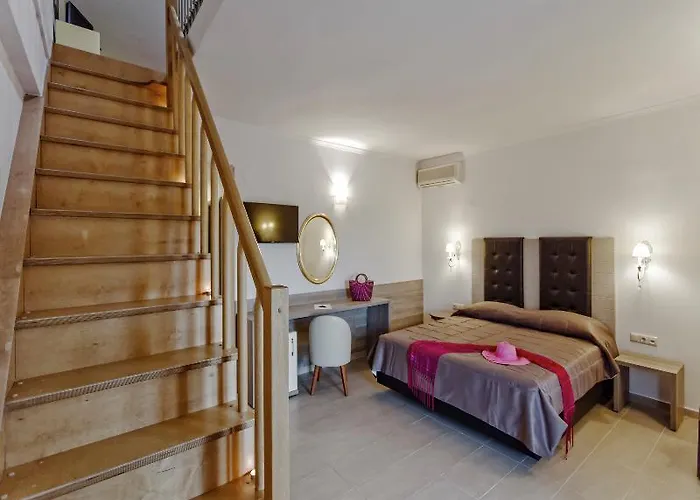 Hotel And Lagomandra