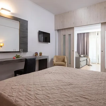 Hotel And Lagomandra