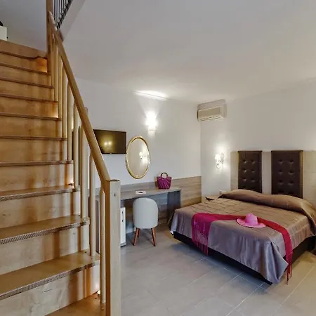 Hotel And Lagomandra
